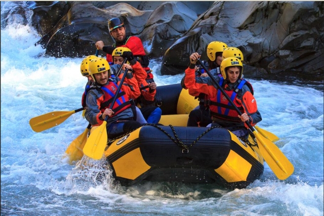  Dá uma descida de rafting 